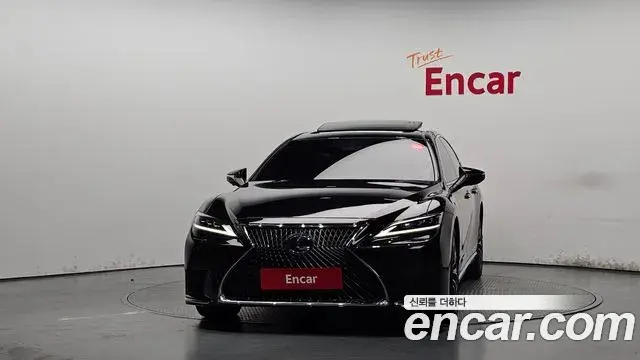 Lexus LS500h 2021 — Photo 2/20