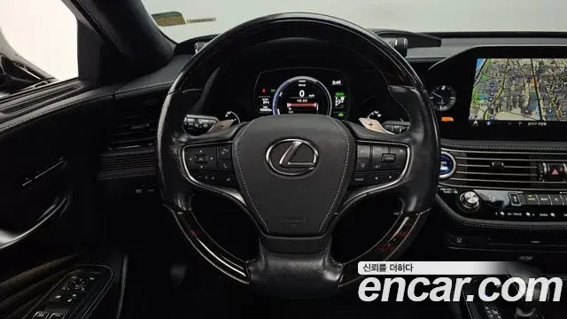 Lexus LS500h 2021 — Photo 7/20