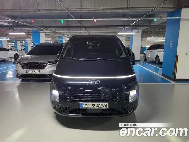 Hyundai Staria 2023 — Photo 2/10