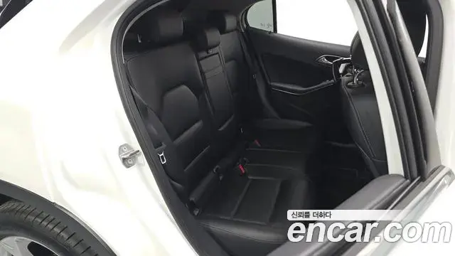 Mercedes-Benz GLA-Class 2019 — Фото 12/20