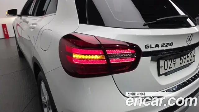 Mercedes-Benz GLA-Class 2019 — Şəkil 15/30