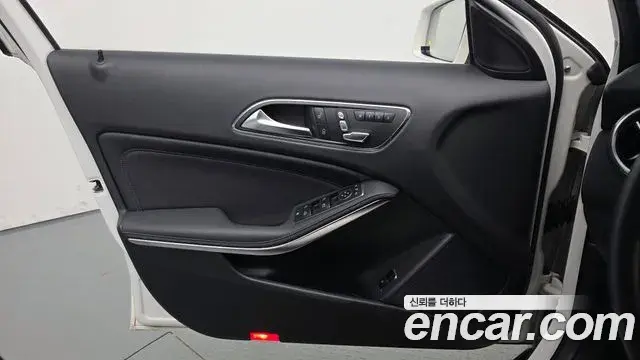 Mercedes-Benz GLA-Class 2019 — Şəkil 18/30