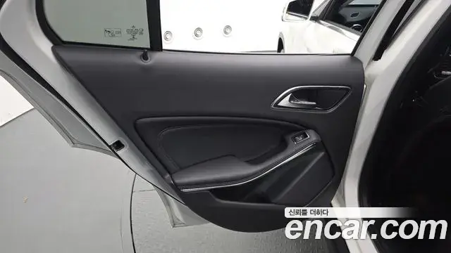 Mercedes-Benz GLA-Class 2019 — Şəkil 16/30