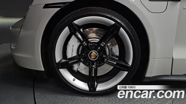 Porsche Taycan 2023 — ფოტო 7/20