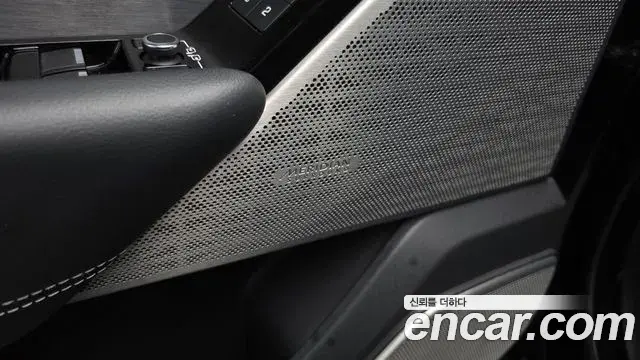 Land Rover Range Rover Velar 2019 — Photo 22/38