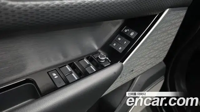 Land Rover Range Rover Velar 2019 — Photo 25/38