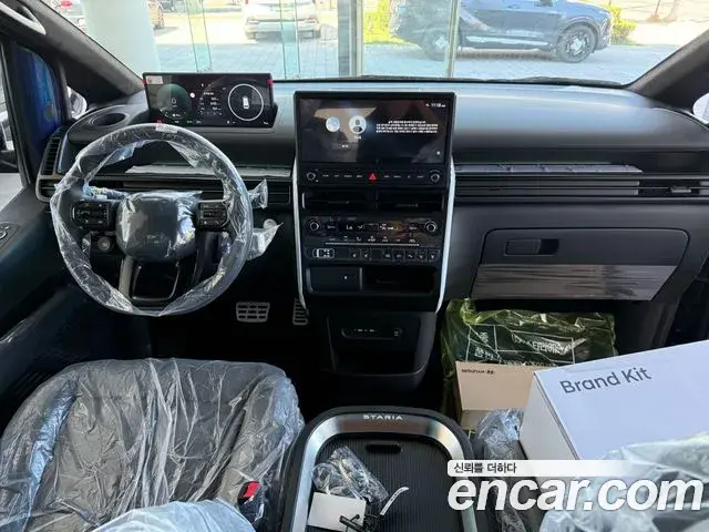 Hyundai Staria 2026 — Photo 2/20
