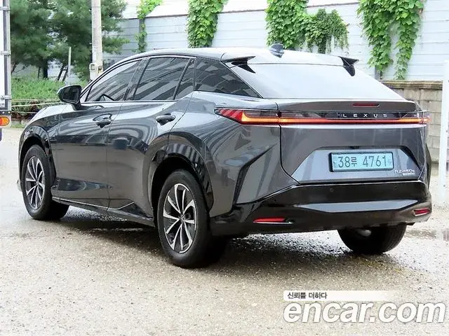 Lexus RZ450e 2023 — Photo 1/20