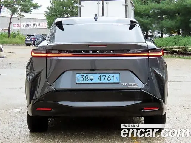 Lexus RZ450e 2023 — Photo 13/20