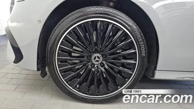 Mercedes-Benz E-Class 2024 — Photo 5/20