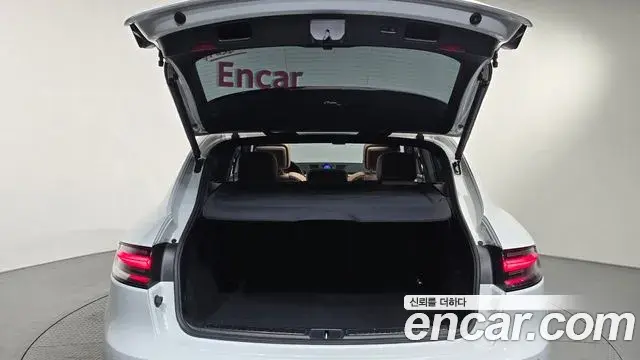 Porsche Macan 2023 — Фото 19/20