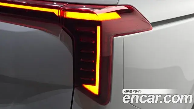 Kia Carnival 2024 — ფოტო 28/35