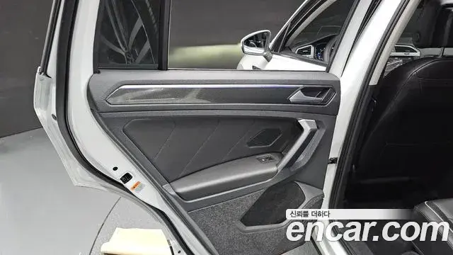 Volkswagen Tiguan 2023 — Photo 8/35