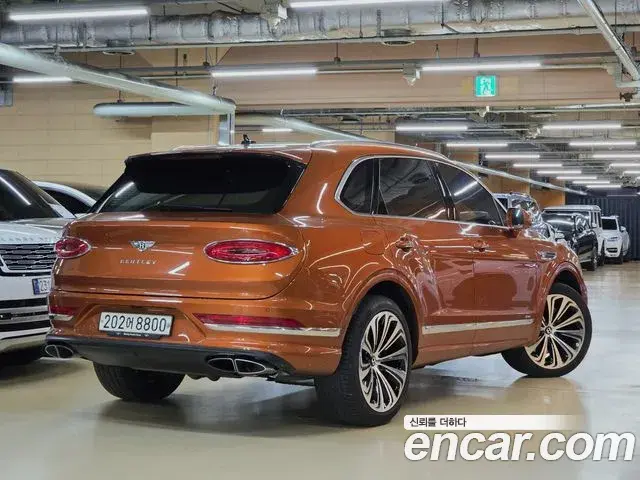 Bentley Bentayga 2023 — ფოტო 11/20