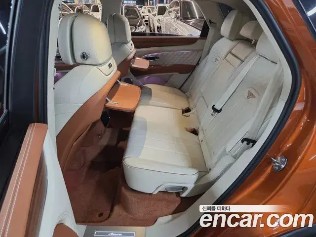 Bentley Bentayga 2023 — ფოტო 14/20