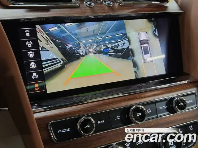 Bentley Bentayga 2023 — ფოტო 8/20