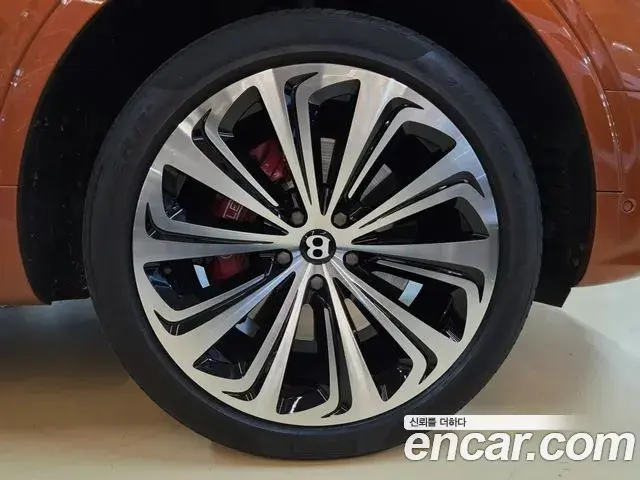 Bentley Bentayga 2023 — ფოტო 7/20
