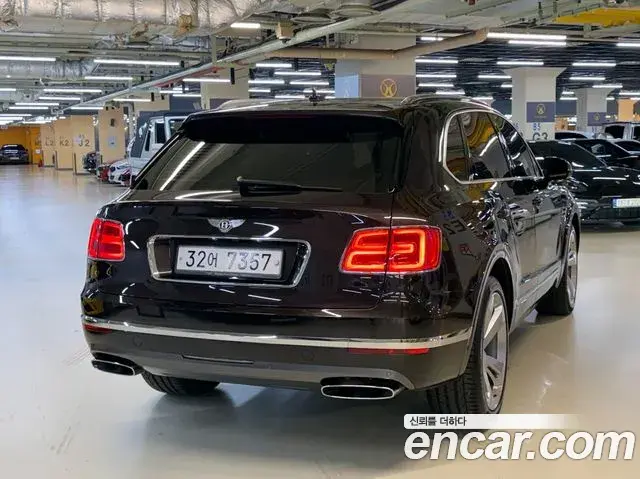 Bentley Bentayga 2018 — ფოტო 16/20