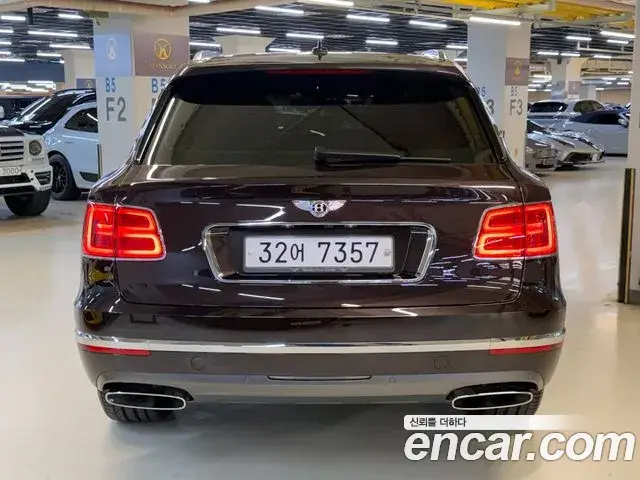 Bentley Bentayga 2018 — ფოტო 14/20
