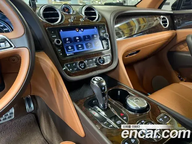 Bentley Bentayga 2018 — ფოტო 7/20