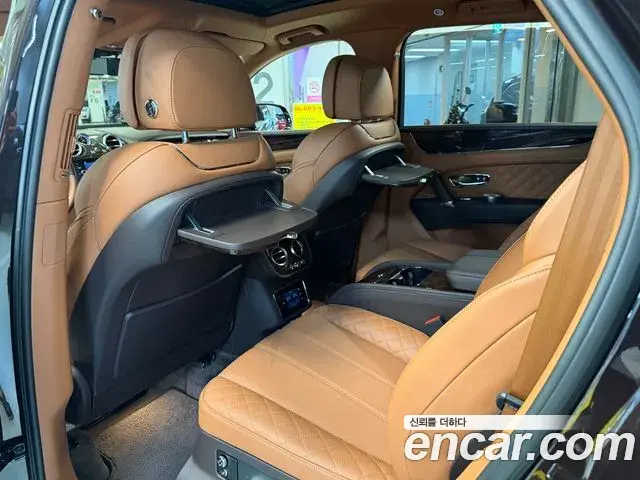 Bentley Bentayga 2018 — ფოტო 13/20