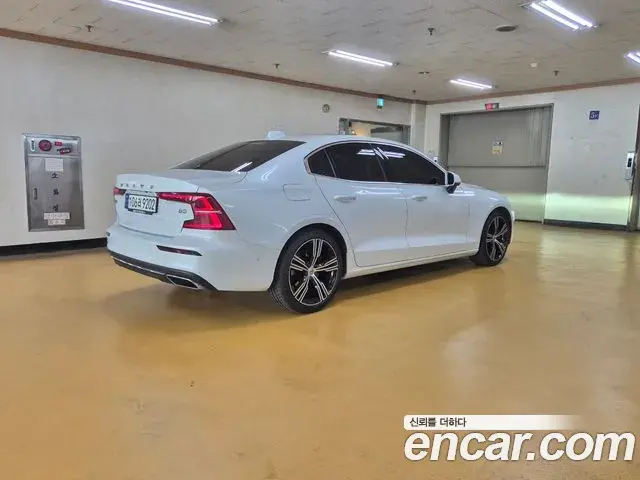 Volvo S60 2021 — ფოტო 14/18