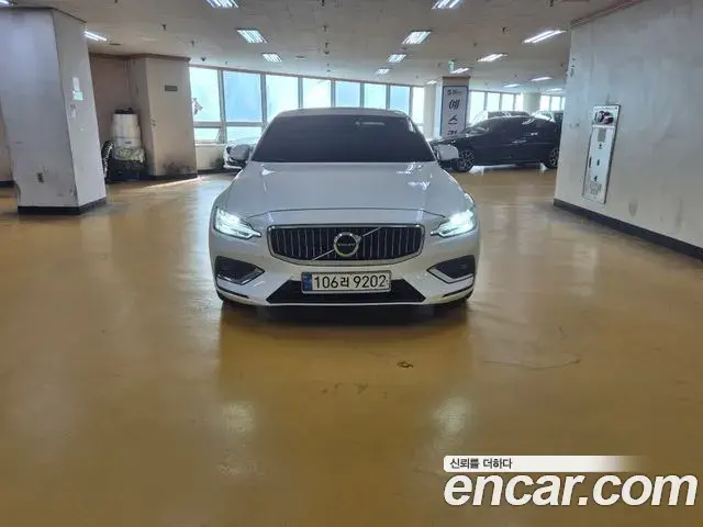 Volvo S60 2021 — ფოტო 10/18