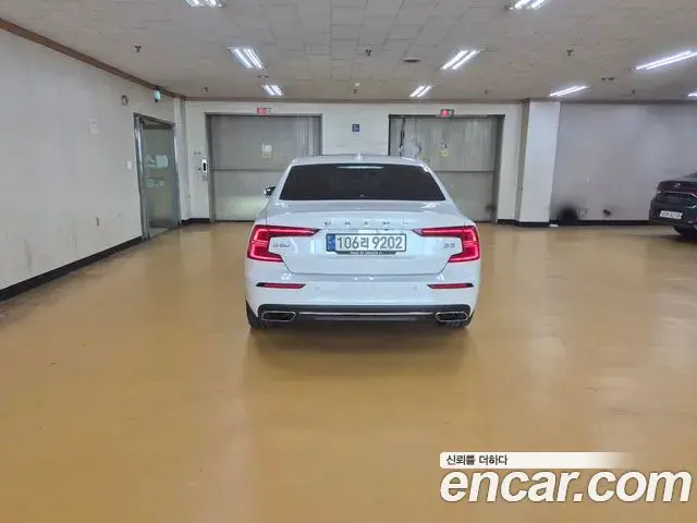 Volvo S60 2021 — ფოტო 15/18