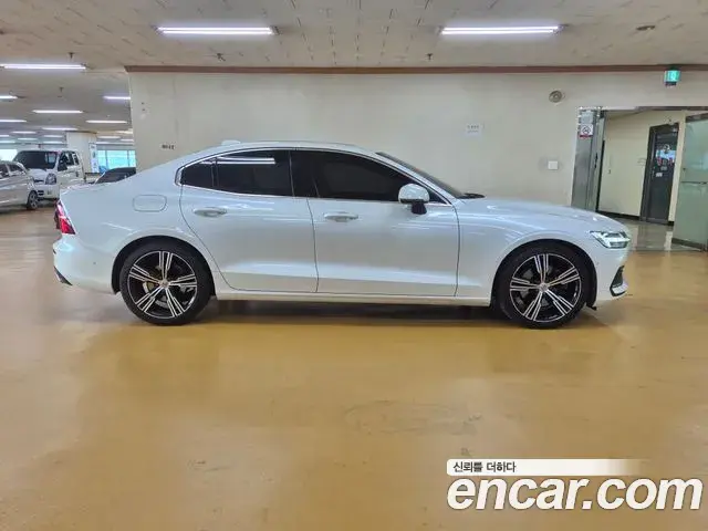 Volvo S60 2021 — ფოტო 1/18