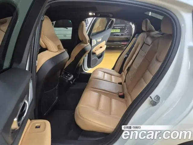 Volvo S60 2021 — ფოტო 8/18