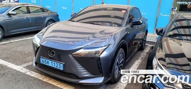 Lexus RZ450e 2023 — ფოტო 2/15