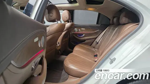 Mercedes-Benz E-Class 2018 — Фото 12/20