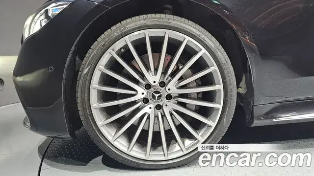 Mercedes-Benz S-Class 2023 — Photo 25/33