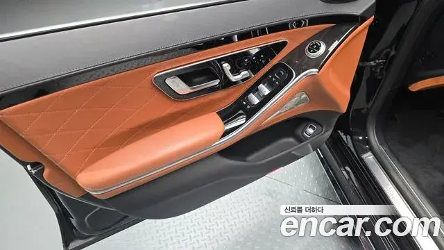 Mercedes-Benz S-Class 2023 — Photo 32/33