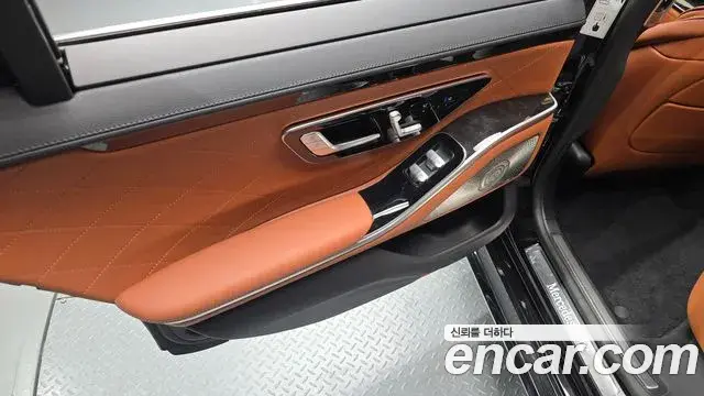 Mercedes-Benz S-Class 2023 — Photo 26/33