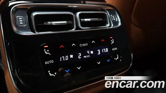 Mercedes-Benz S-Class 2023 — Photo 8/33