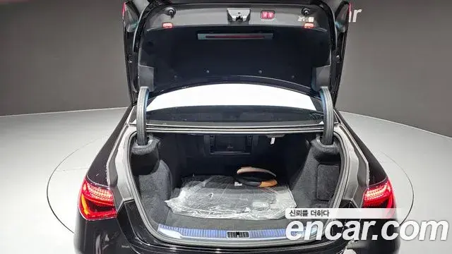 Mercedes-Benz S-Class 2023 — Photo 23/33