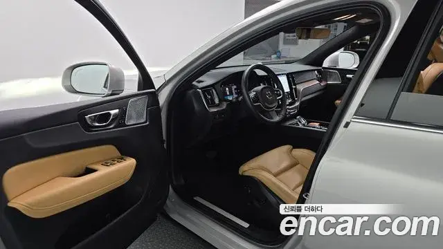 Volvo XC60 2021 — Фото 10/20