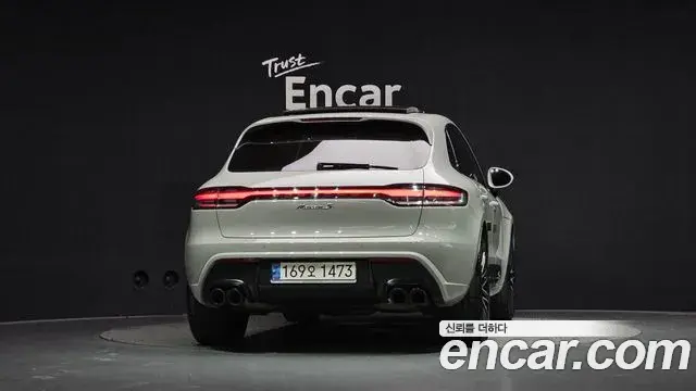 Porsche Macan 2022 — ფოტო 14/42