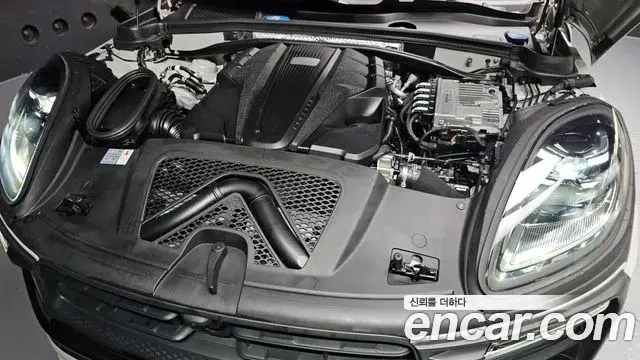 Porsche Macan 2022 — ფოტო 36/42