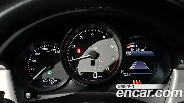 Porsche Macan 2022 — ფოტო 37/42