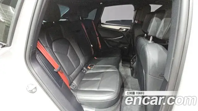Porsche Macan 2022 — ფოტო 30/42