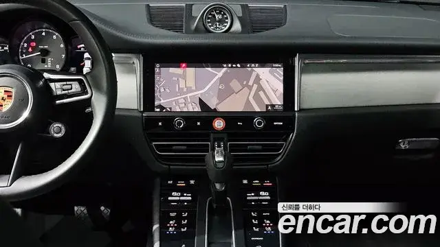 Porsche Macan 2022 — ფოტო 32/42