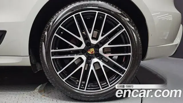 Porsche Macan 2022 — ფოტო 31/42