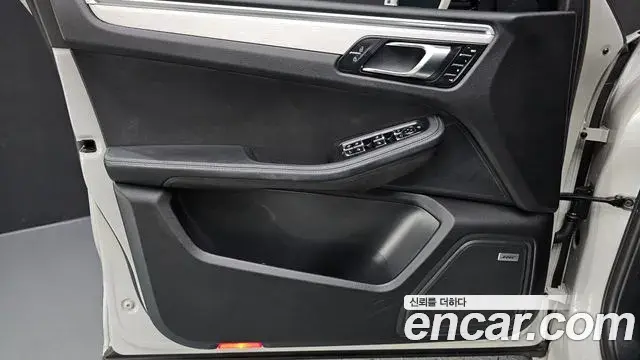 Porsche Macan 2022 — ფოტო 41/42