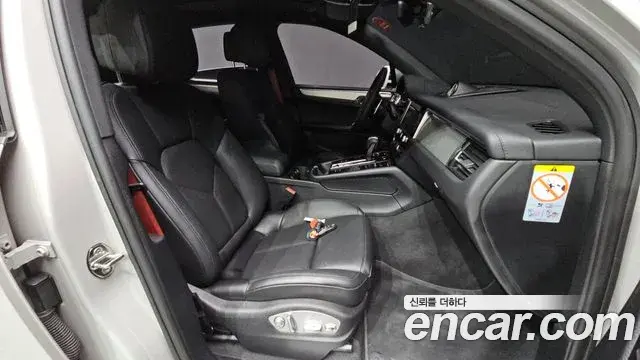Porsche Macan 2022 — ფოტო 16/42
