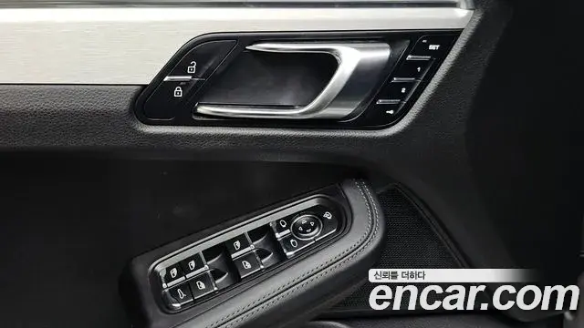 Porsche Macan 2022 — ფოტო 17/42