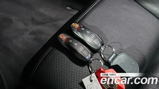 Porsche Macan 2022 — ფოტო 33/42