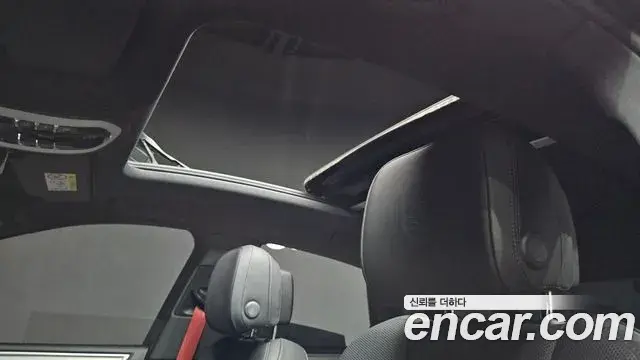 Porsche Macan 2022 — ფოტო 25/42