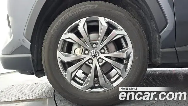 Toyota RAV4 2023 — Photo 19/20